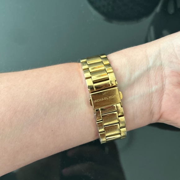 MICHAEL KORS Analog Gold Dial Quartz Watch. Needs battery replacement. - Picture 5 of 5